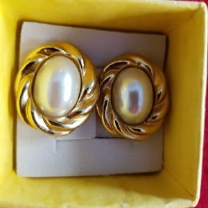 Vintage Avon Goldtone Pierced Earrings